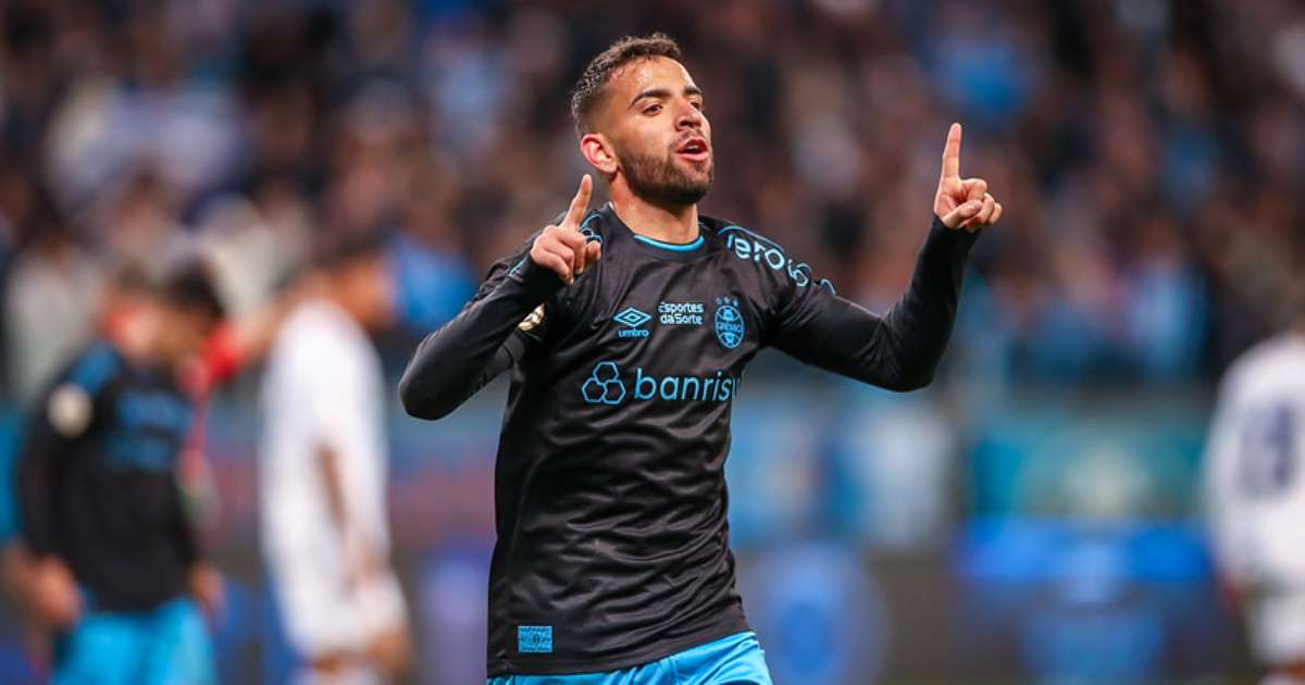 
Pepê celebra sequência após lesões e bom momento no Grêmio
