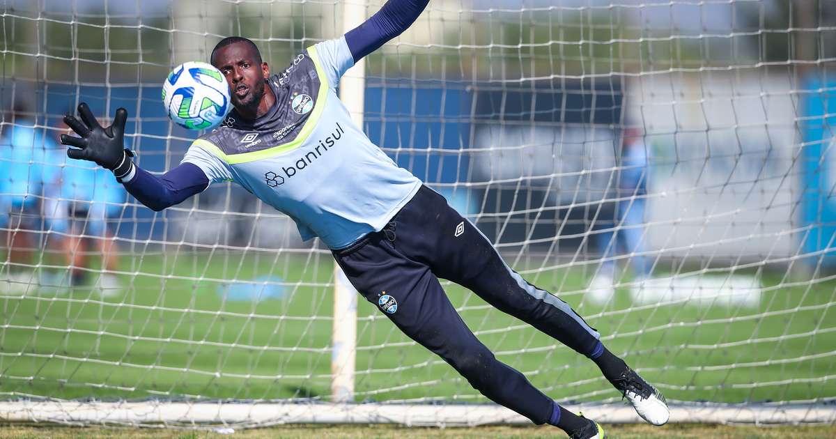 
Renato esboça time titular com Rodrigo Ely na defesa e Caíque na meta do Grêmio
