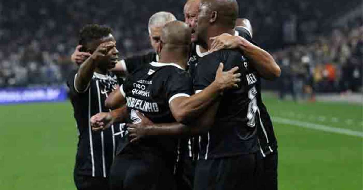 
Masters de Corinthians e Real Madrid empatam em jogo festivo
