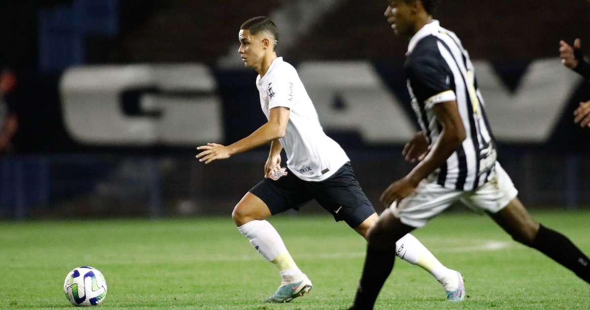 Dupla do Corinthians celebra classificação sobre o Santos na Copa do Brasil sub-20
