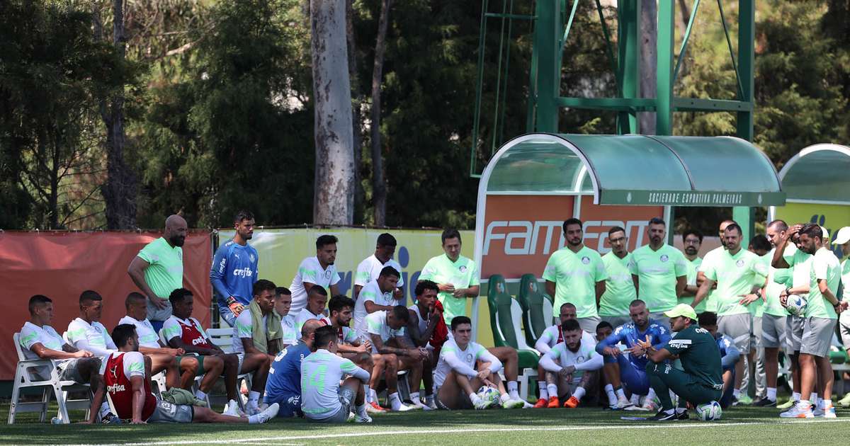 Abel tem conversa privada com jogadores em reapresentação do Palmeiras