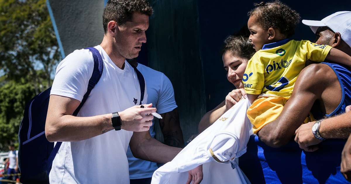 VÍDEO: Torcida do Cruzeiro apoia jogadores no CT antes de viagem a Santos