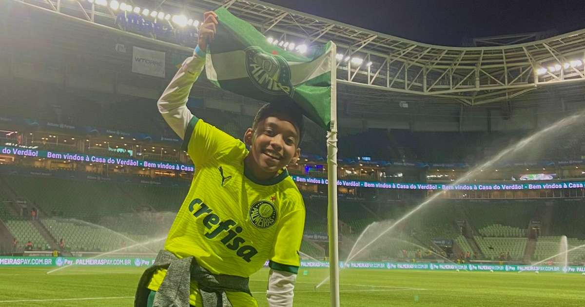 Filho de Ananias realiza sonho e entra em campo com jogadores para Palmeiras x Goiás