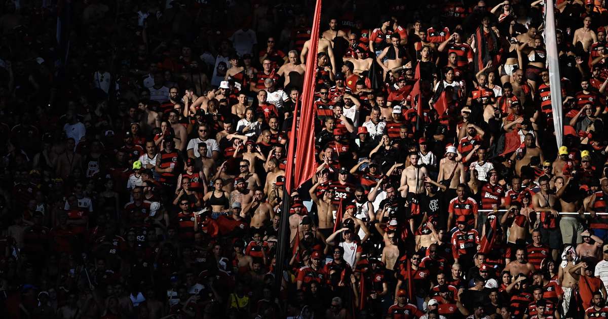 Torcida do Flamengo xinga diretoria após divulgação de renda no Maracanã