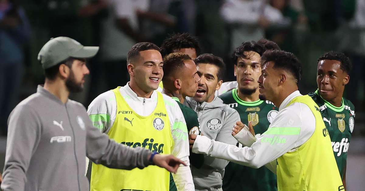 Jogadores do Botafogo são aplaudidos pelos torcedores após empate