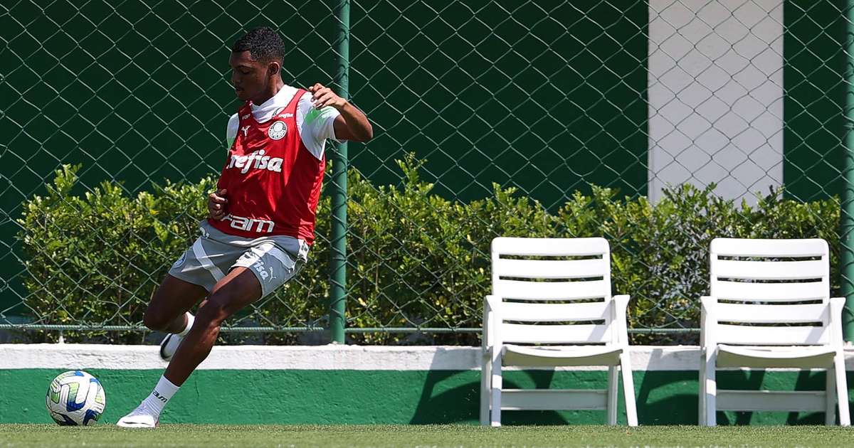 Após um mês afastado, Luis Guilherme volta a treinar pelo Palmeiras