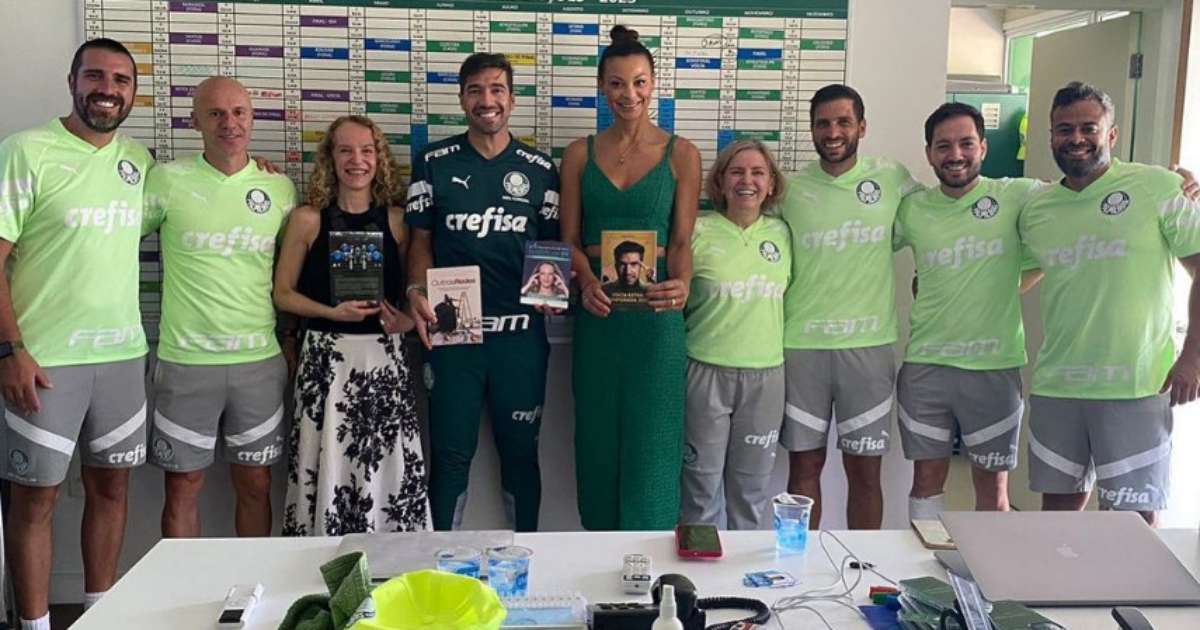Campeã olímpica de vôlei, Walewska visita Academia de Futebol e presenteia Abel: 