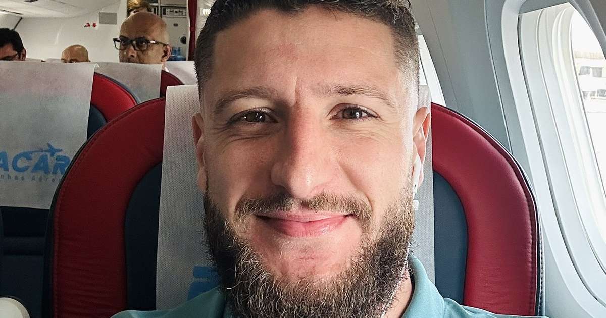 Avião sai do 