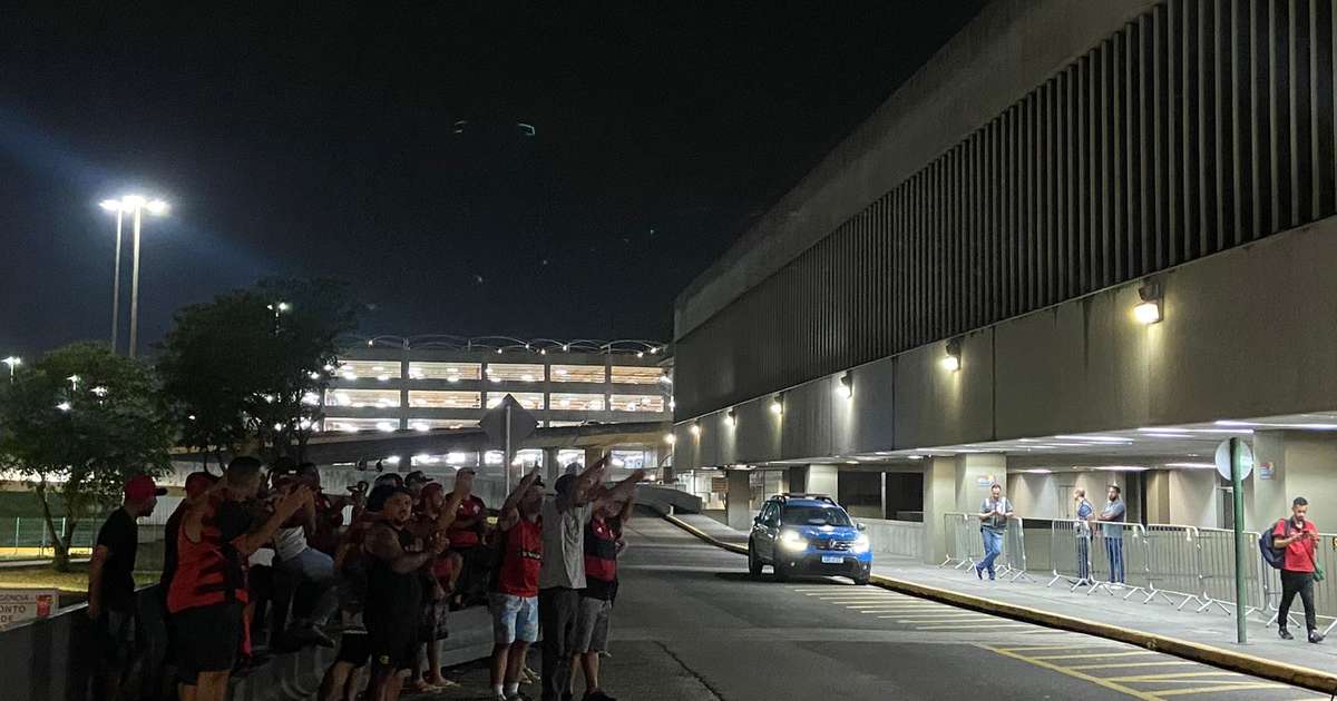 Flamengo dribla torcedores no desembarque após vice na Copa do Brasil