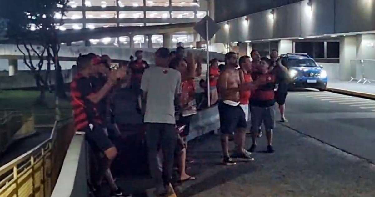 Torcedores do Flamengo protestam no aeroporto contra elenco e picham a Gávea