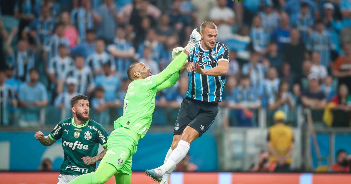 Grêmio anuncia lesões de zagueiro titular e lateral reserva
