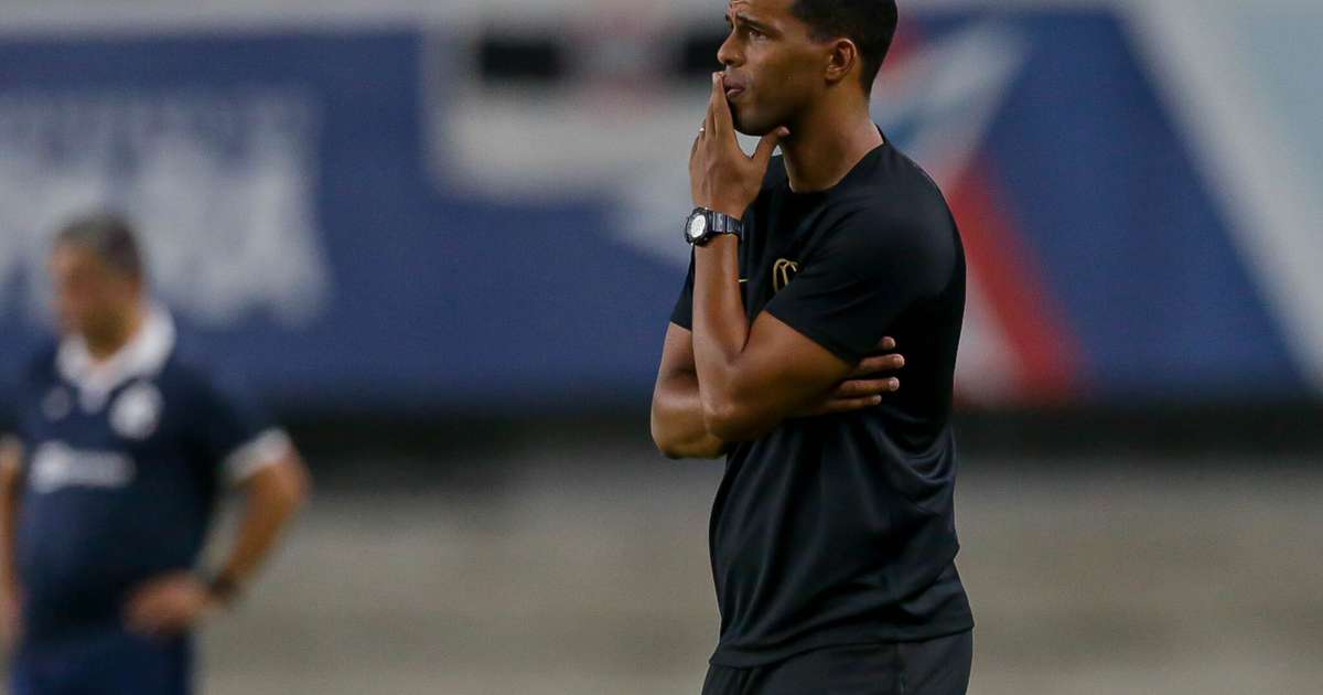 Já sem Luxa, Lázaro prepara Timão para o Majestoso