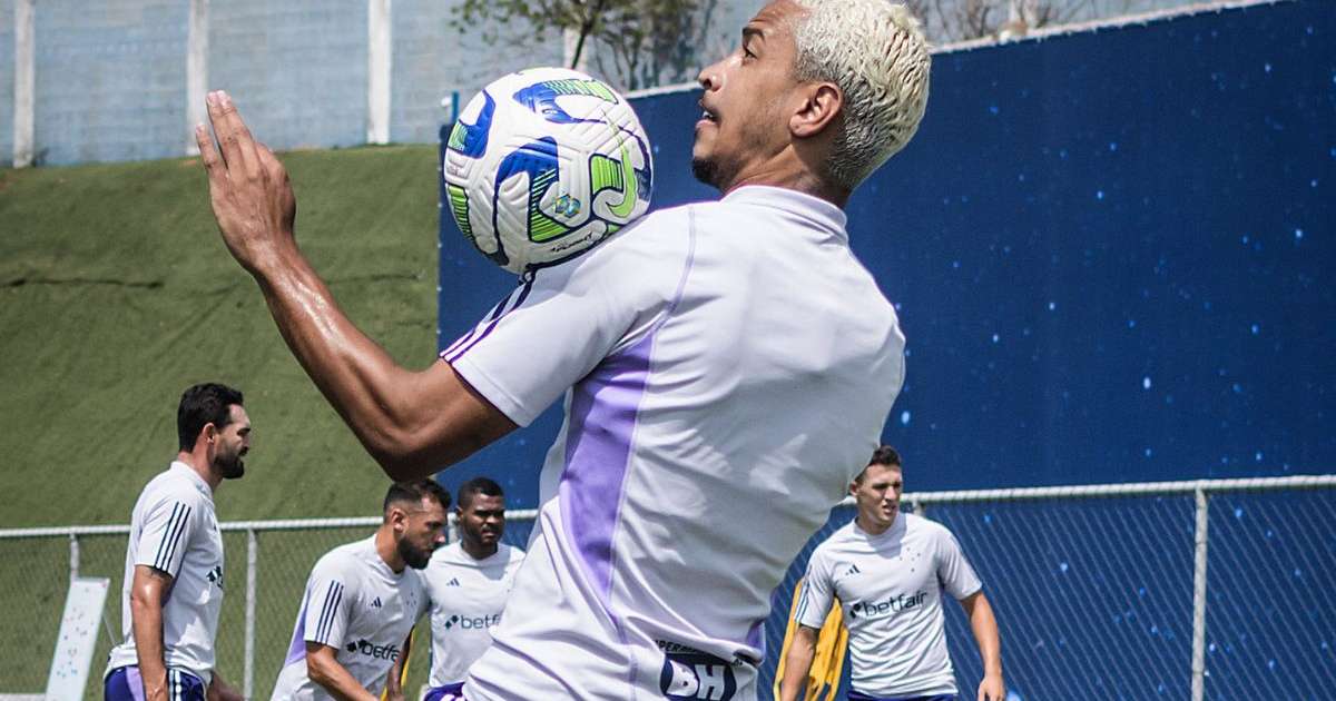 Matheus Pereira volta a treinar com bola e pode retornar pelo Cruzeiro contra o América-MG