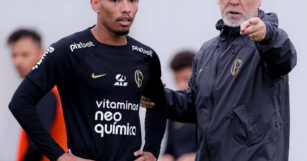 Mano Menezes revê nove ex-comandados em retorno ao Corinthians