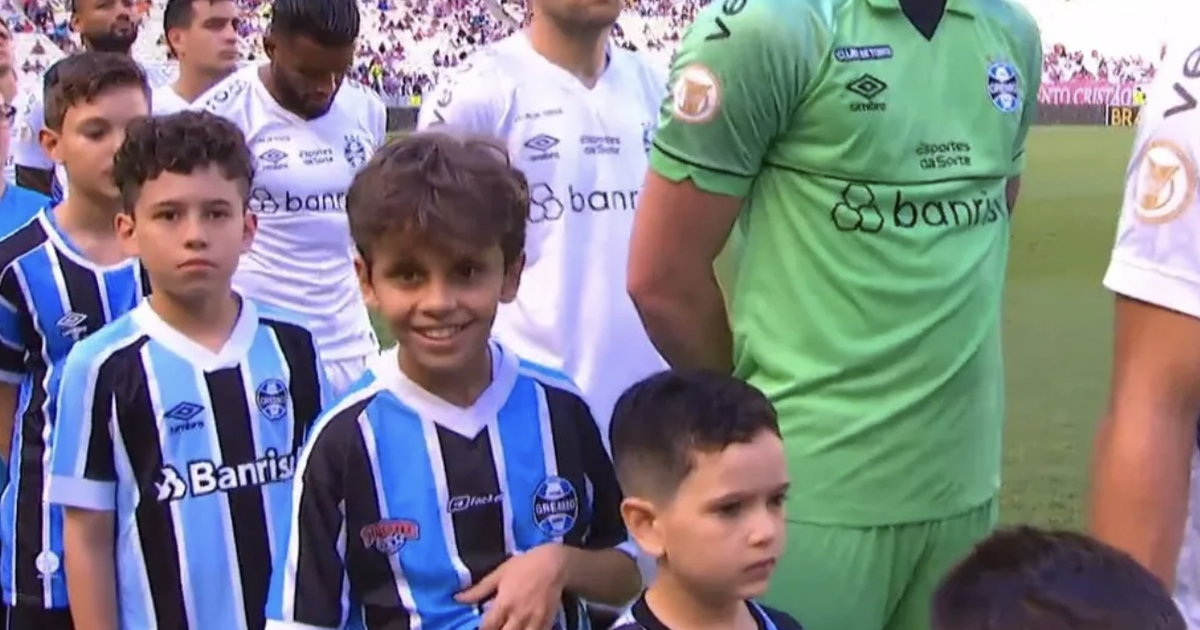 Menino entra com time do Grêmio, mas mostra camisa do Fortaleza; veja