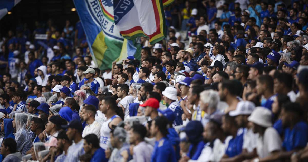 Torcedores de organizada do Cruzeiro protestam em frente ao CT do clube