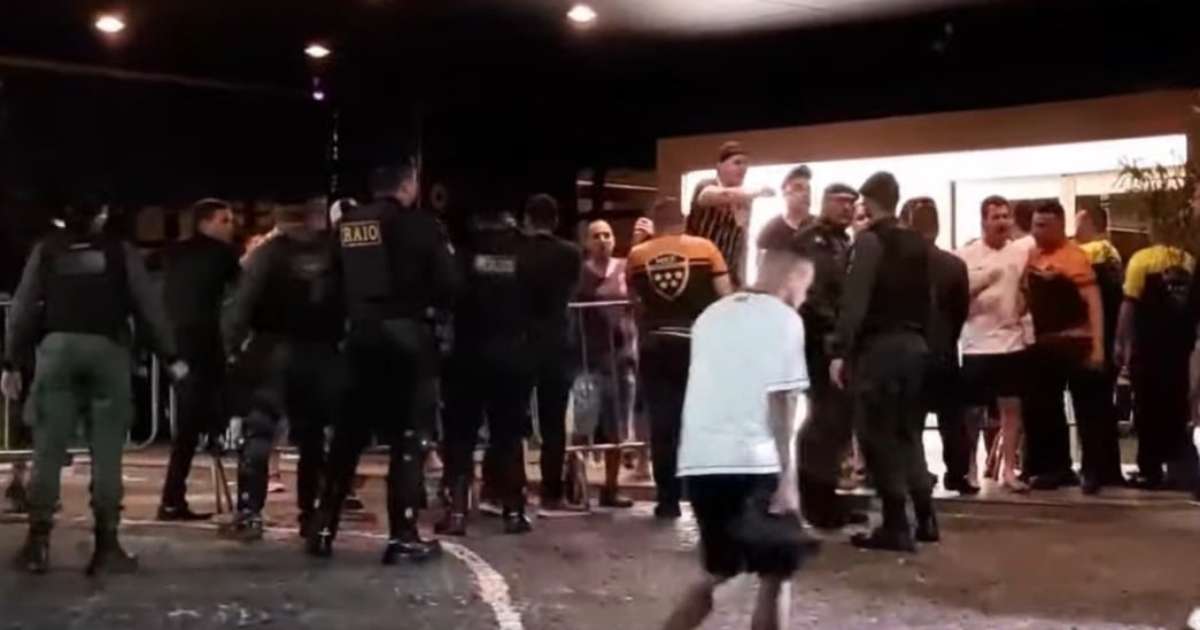 Chegada do Corinthians ao hotel após eliminação na Sul-Americana tem protesto e confusão