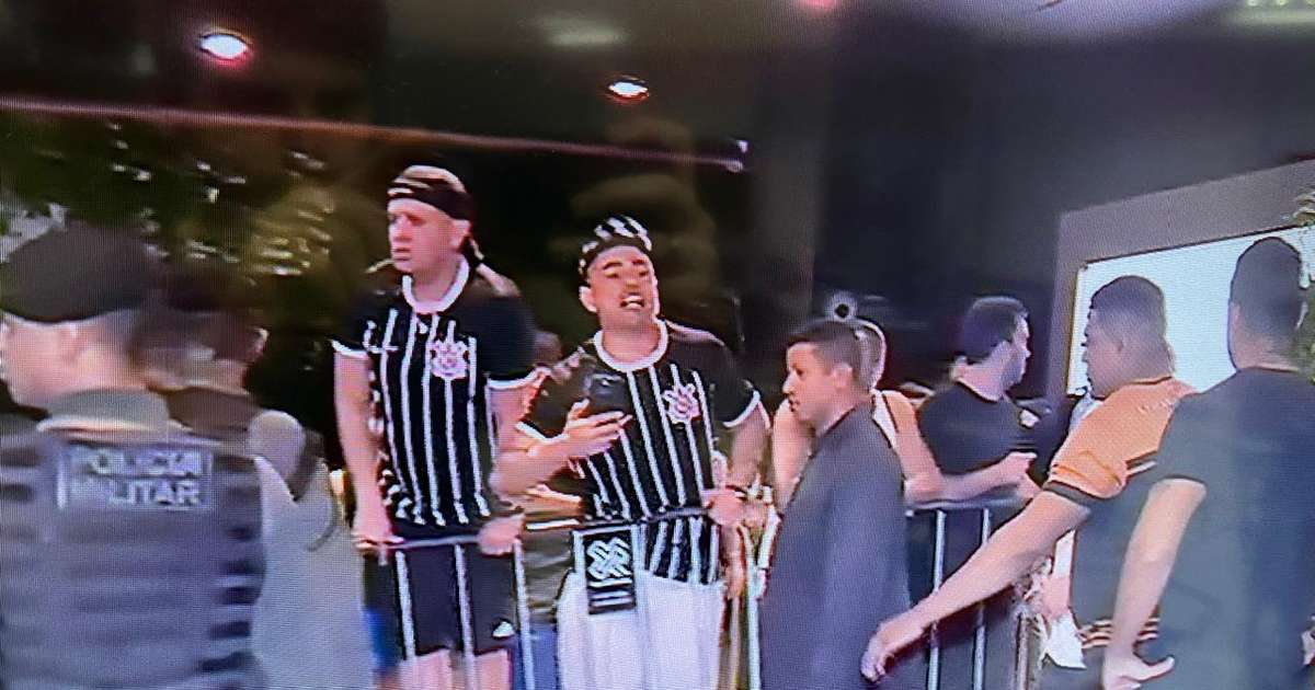 Torcedores do Corinthians protestam em hotel; Duílio conversa com manifestantes