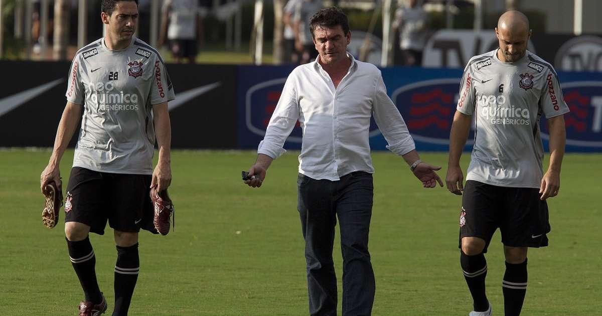 Mesmo com a aposentadoria encaminhada, Fábio Santos deseja permanecer no Corinthians