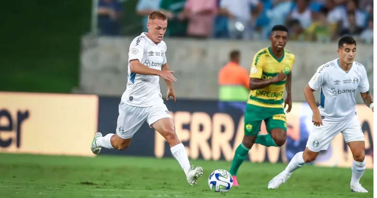 Felipe Scheibig e Mila, do Grêmio, se lesionam e estão fora da temporada