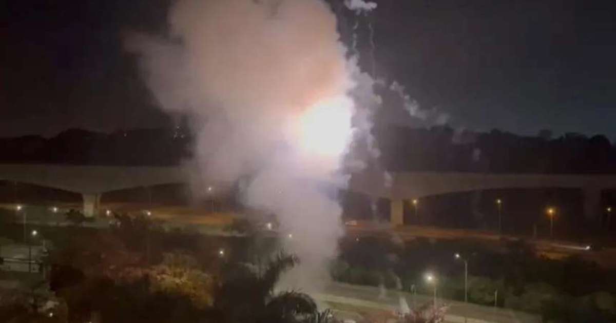 Torcedores do Palmeiras soltam fogos em frente a hotel onde o Boca Juniors está hospedado