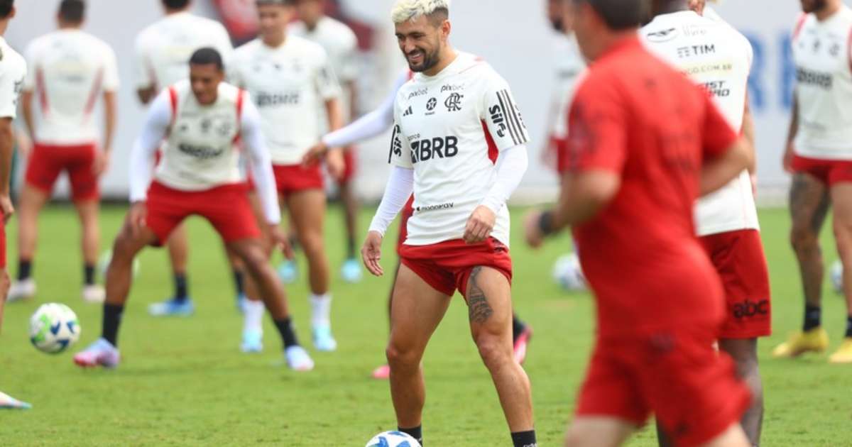 Com Arrascaeta, Flamengo embarca para enfrentar o Corinthians pelo Brasileirão