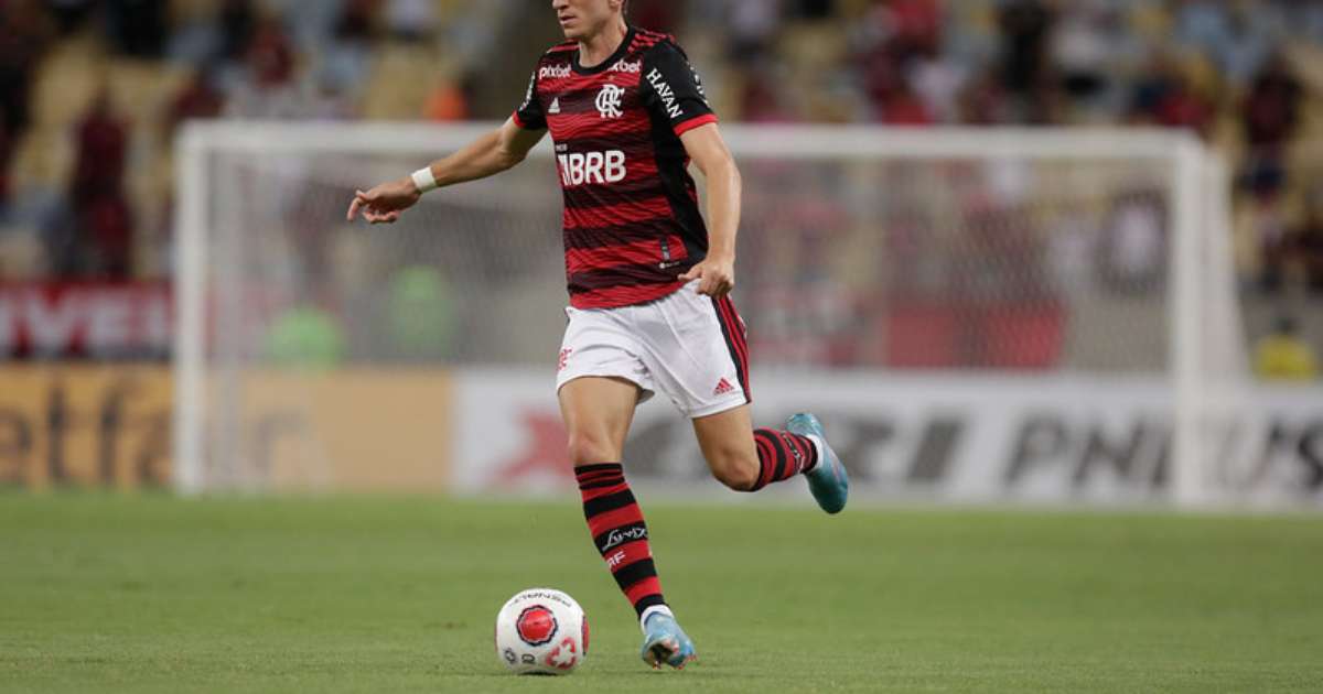 Filipe Luís aguarda novo técnico para decidir futuro no Flamengo