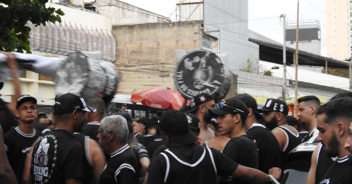 Torcedores do Corinthians protestam contra diretoria e jogadores