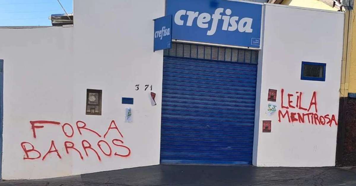Palmeirenses protestam contra Leila Pereira e Anderson Barros e picham lojas da Crefisa: 