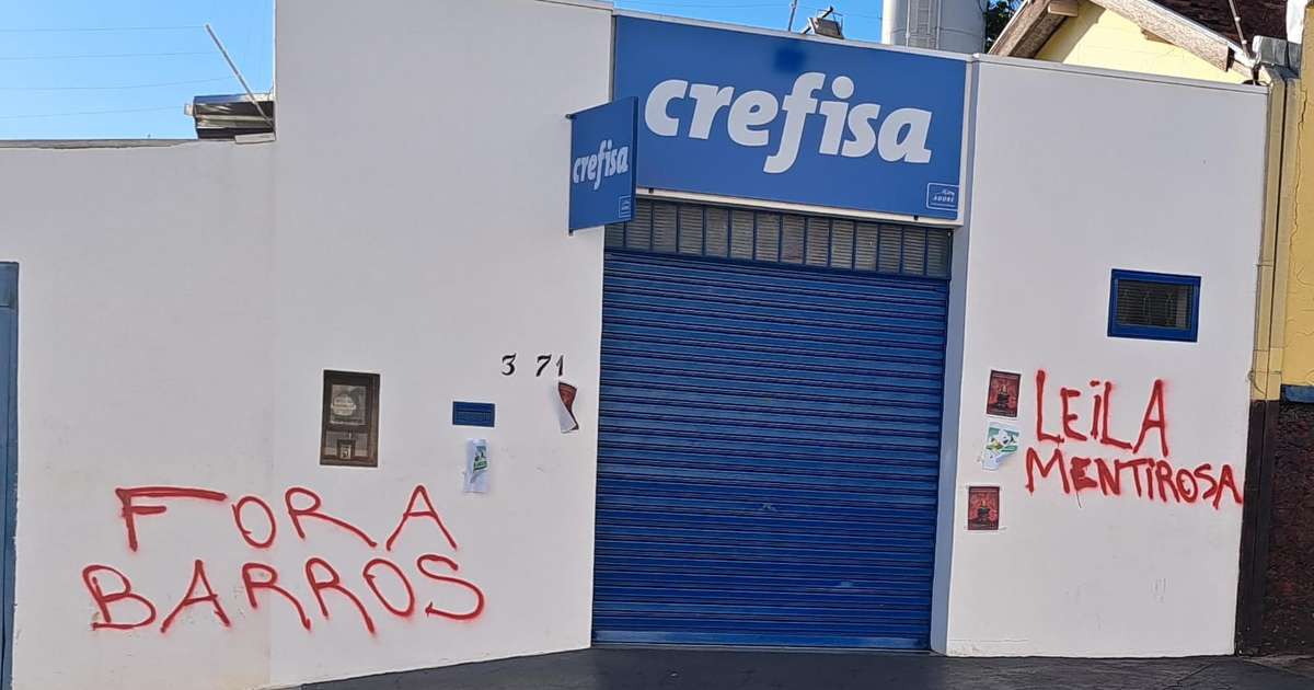 Sedes da Crefisa amanhecem pichadas em protesto de torcedores do Palmeiras