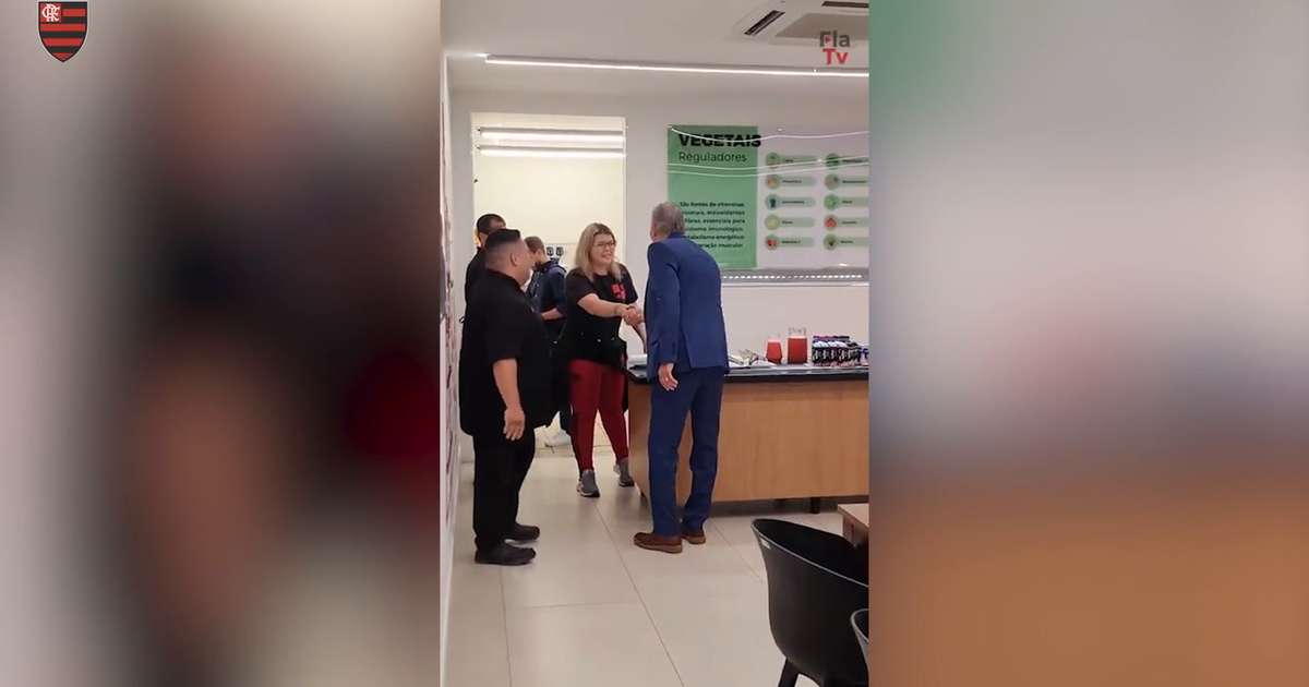 VÍDEO: Tite chega ao Ninho do Urubu e conhece funcionários do Flamengo; veja bastidores