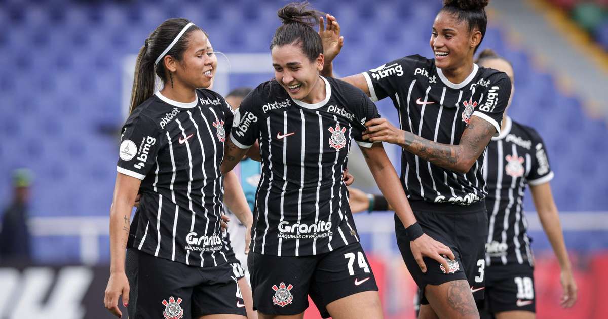Corinthians faz três em oito minutos, goleia Libertad Limpeño e avança no topo do Grupo C