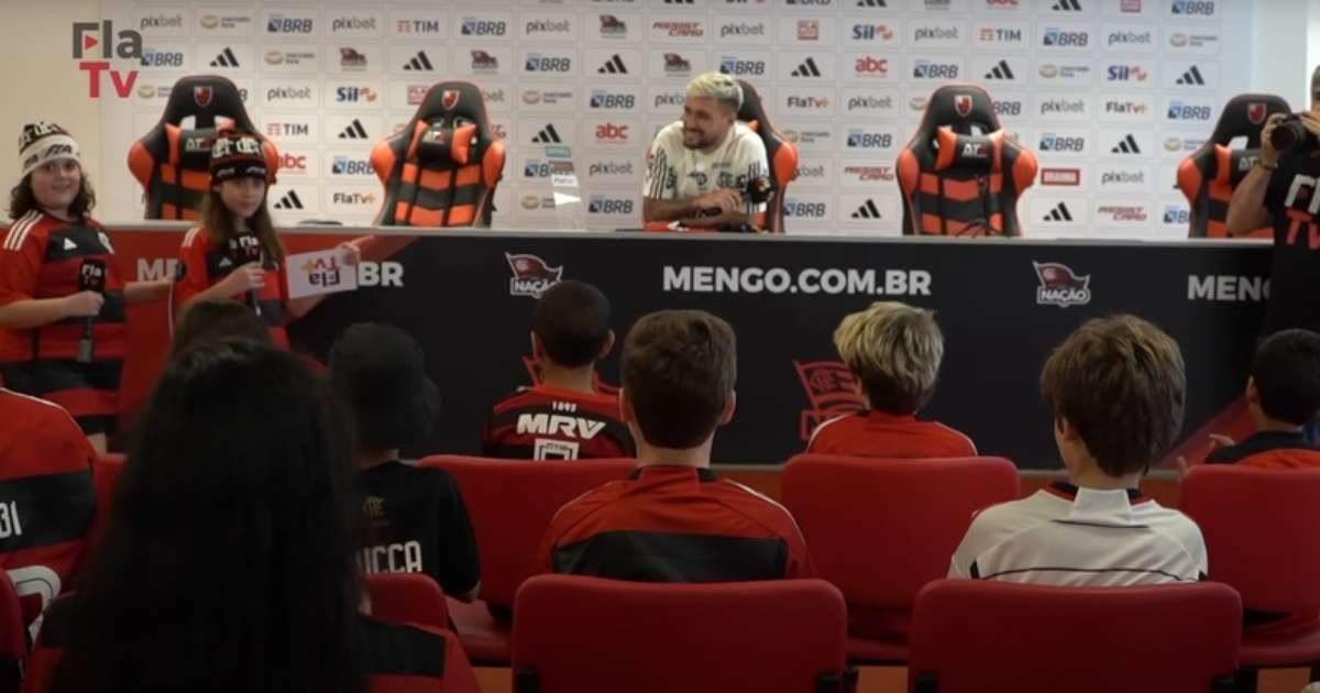 Arrascaeta se diverte e responde crianças em coletiva especial no Flamengo