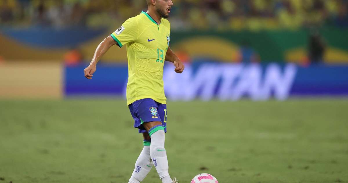 Lateral do cabelo rosa, Yan Couto foi alvo do Corinthians antes de estrear pela Seleção