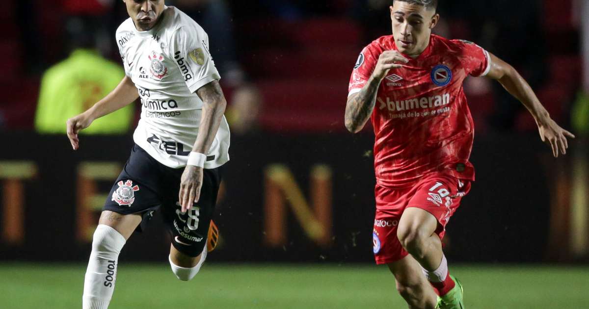 Mesmo com permanência indefinida em 2024, Mano Menezes mapeia nomes para o Corinthians no mercado da bola