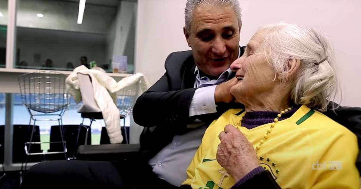 Tite se emociona ao receber presente do Flamengo