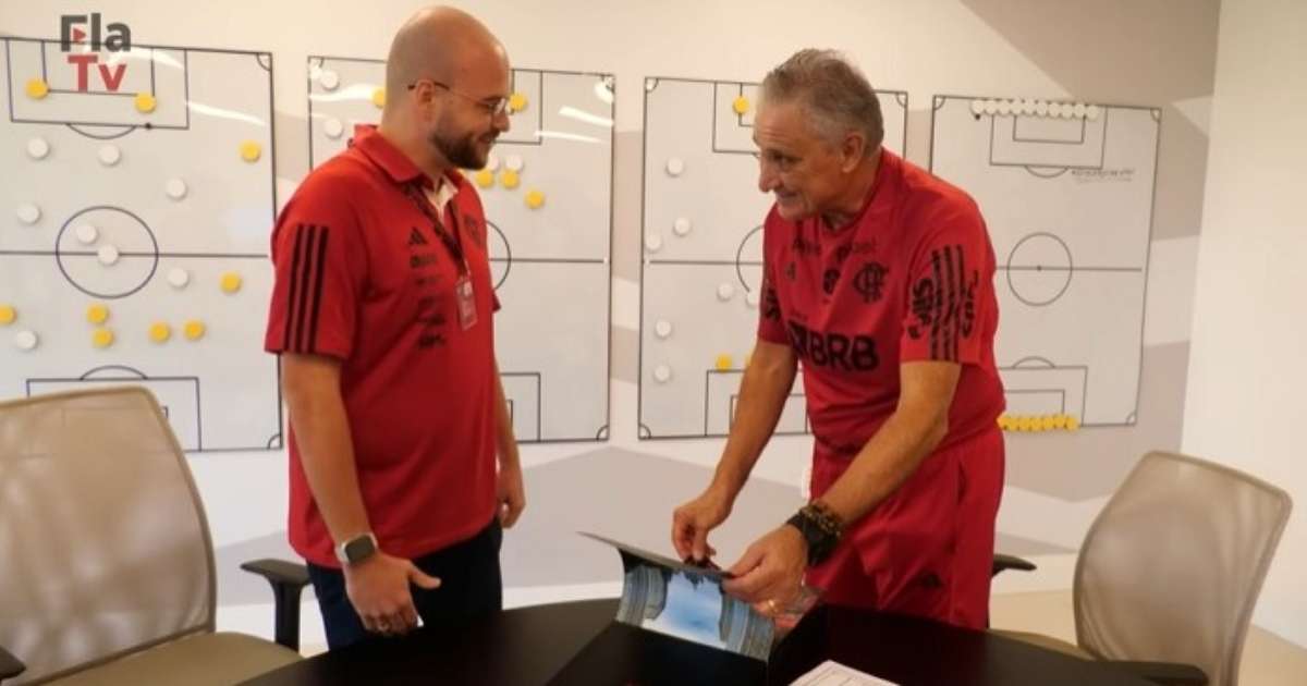 VÍDEO: Tite recebe presente especial do Flamengo
