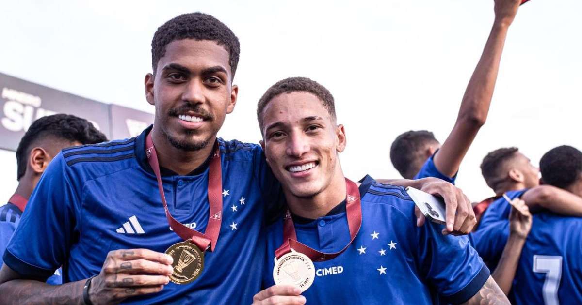 Ruan Santos e Robert celebram conquistas do Cruzeiro pelo sub-20 em 2023