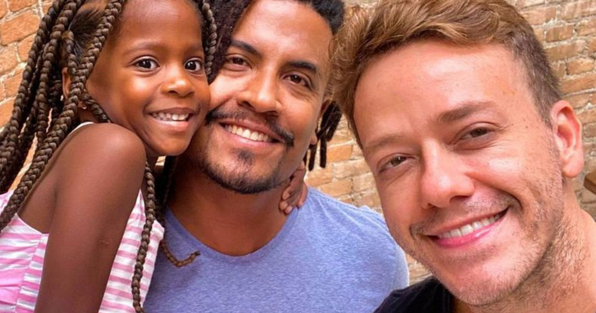Ator global é visto em passeio com marido e filha de seis anos