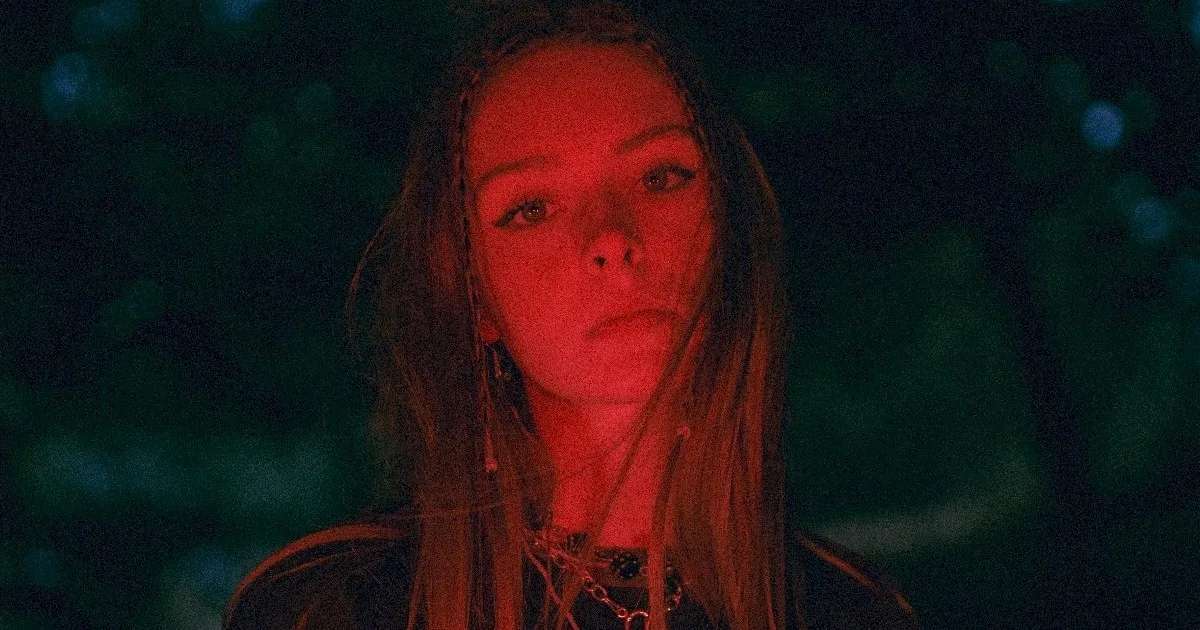 Holly Humberstone lança seu álbum de estreia 'Paint My Bedroom Black'