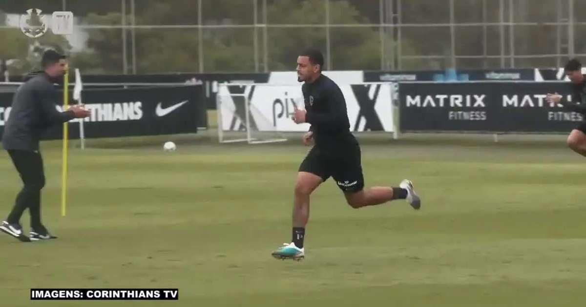 Debaixo de chuva, Corinthians treina focado no Fluminense; assista