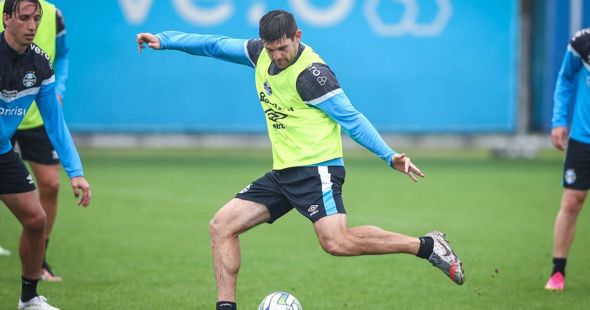 Grêmio deve voltar a esquema com três zagueiros no duelo contra o Athletico
