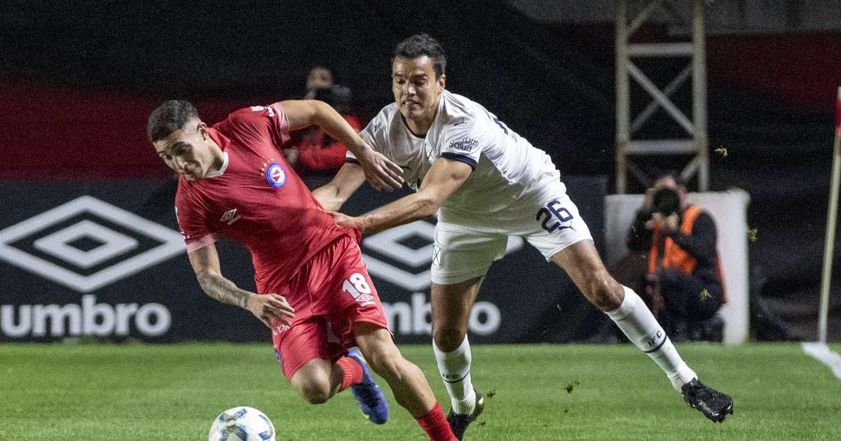 Calote envolvendo Fausto Vera afasta Corinthians de lateral do Argentinos Juniors