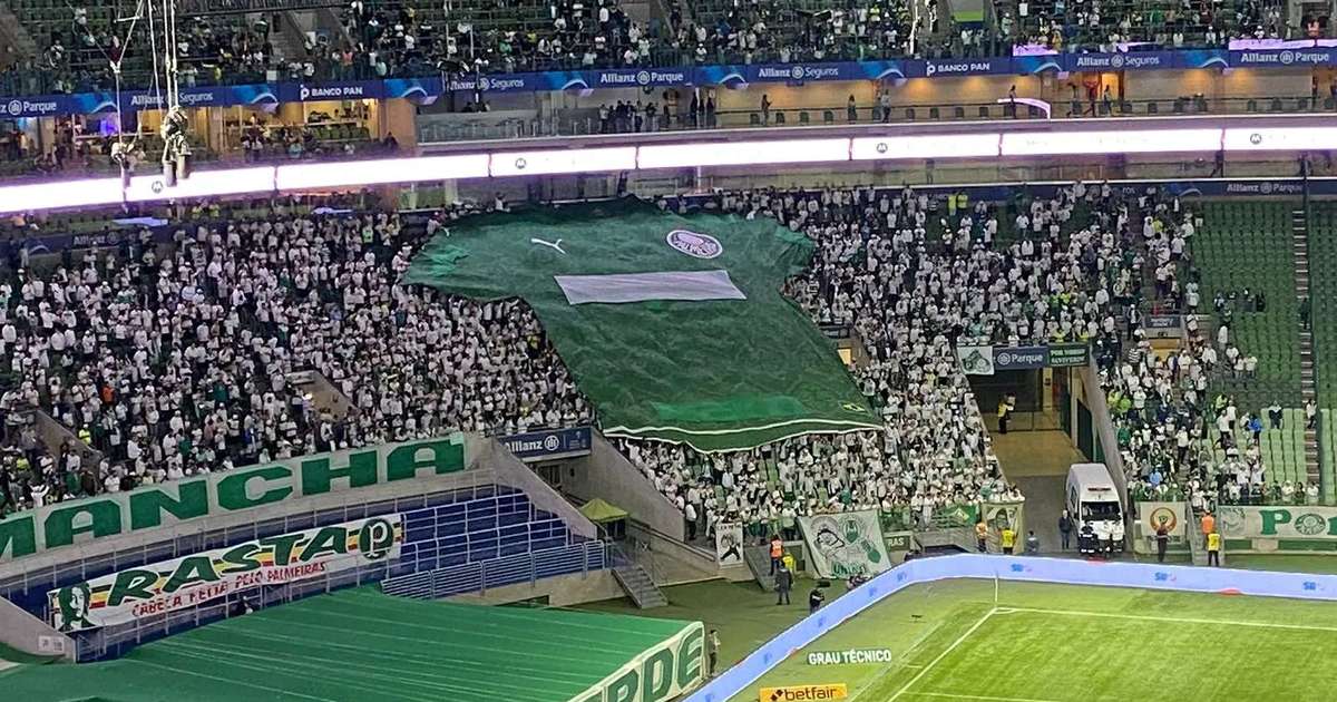 Durante jogo contra o Atlético-MG, torcida organizada do Palmeiras inicia série de protestos contra Leila Pereira