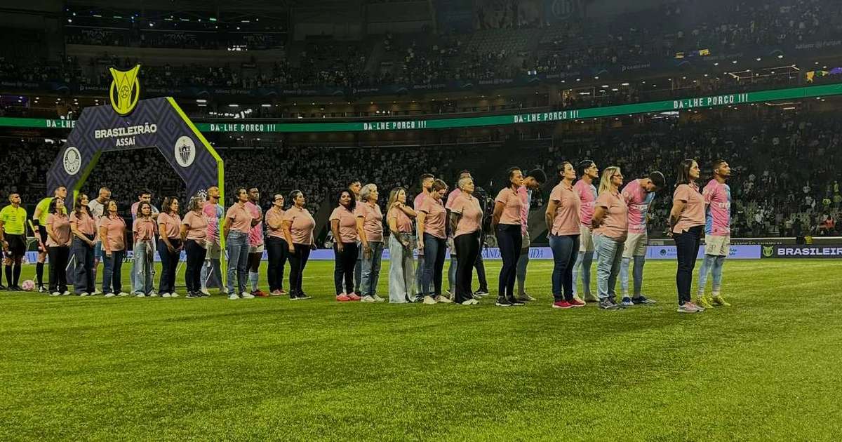 Palmeiras entra em campo para jogo contra o Atlético-MG com mulheres que venceram câncer de mama