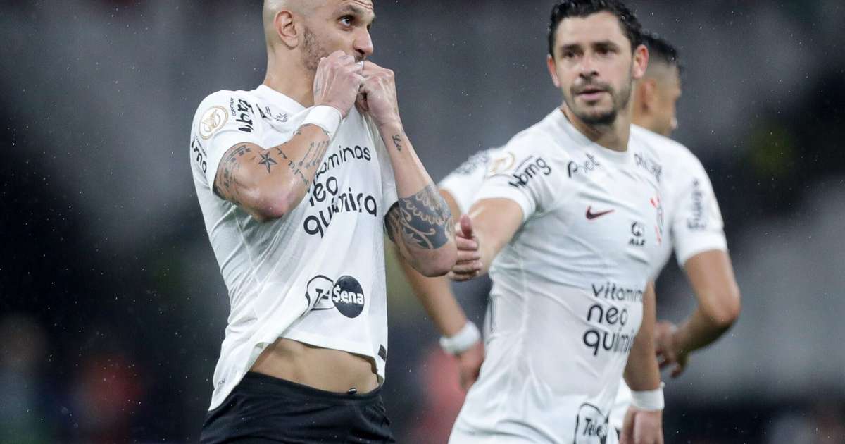 Perto da aposentadoria, Fábio Santos marca gol histórico pelo Corinthians