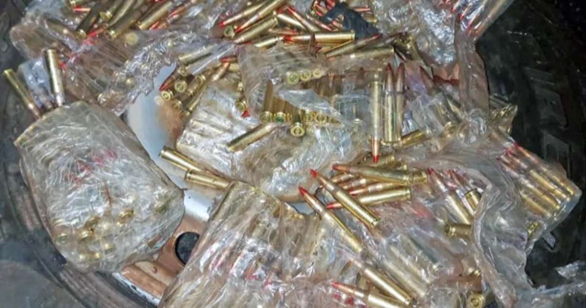 Casal é flagrado com balas de fuzil escondidas em estepe de carro no RJ