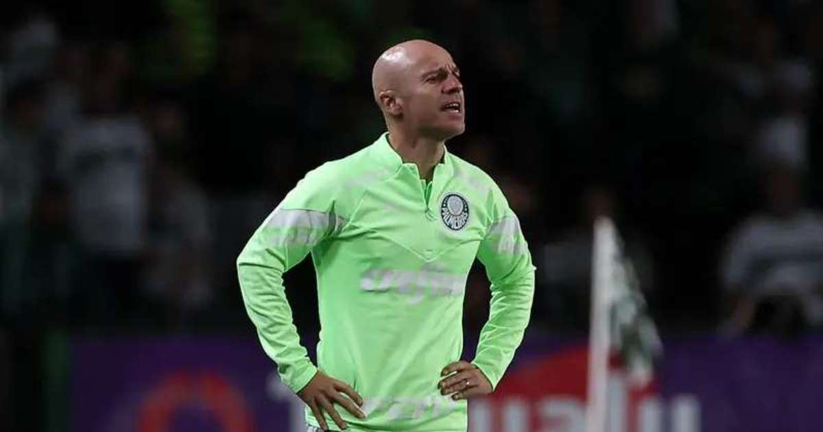 Vitor Castanheira explica escolha por três zagueiros e fala sobre devolver confiança aos jogadores