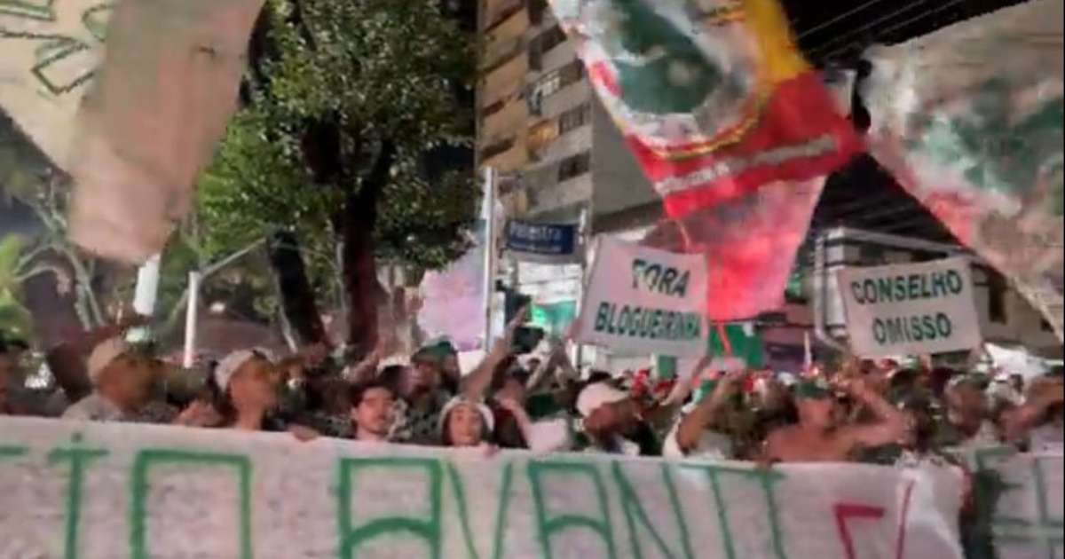 Antes de reunião do Conselho, torcida protesta na porta da sede social do Palmeiras