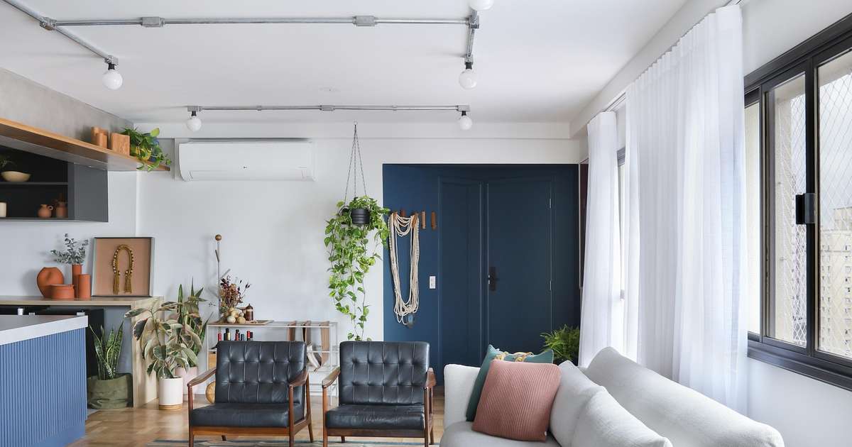 Apê de 180m² ganha color block azul na entrada e área de descompressão